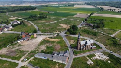 Luftbild von Kerpen-Manheim (alt) mit der Kirche und der bewohnten Hofstelle